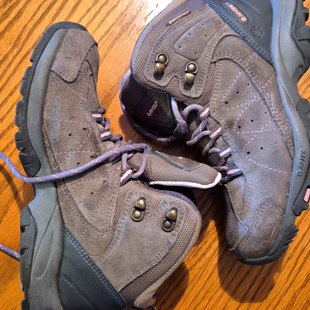 Hi tec waterproof winter boots size 7, gray/brown above the ankle boot.